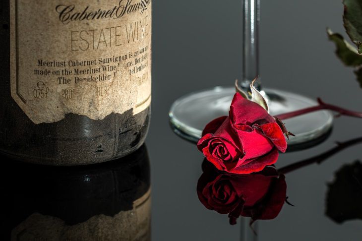 Медики: с возрастом бокал вина может продлить жизнь